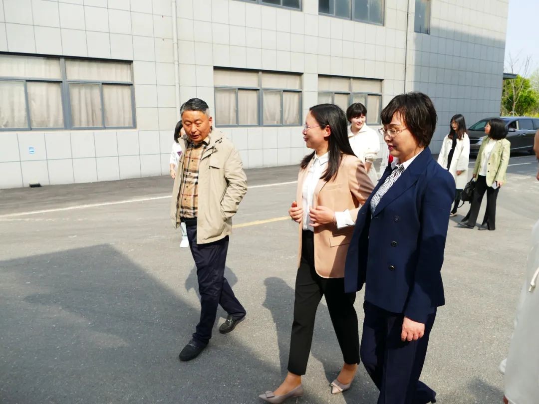 廬江縣商務局賀局長，統(tǒng)計局張局，稅務局管科長等領導蒞臨昊東食品科技走訪調(diào)研昊東肉松